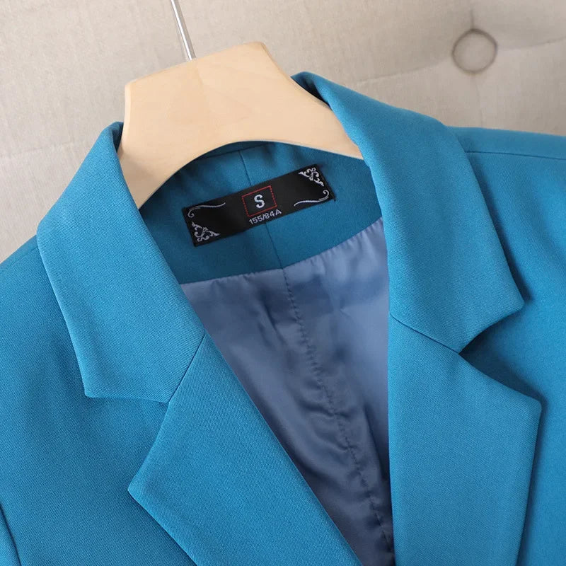 Blazer feminino de alfaiataria acinturado com botões frontais