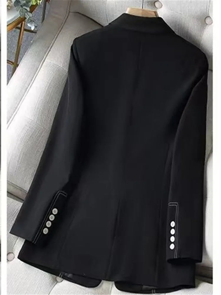 Blazer feminino de alfaiataria acinturado com botões frontais