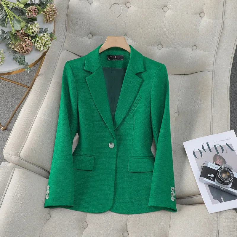 Blazer feminino de alfaiataria acinturado com botões frontais