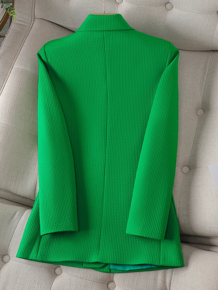 Blazer feminino de alfaiataria acinturado com botões frontais