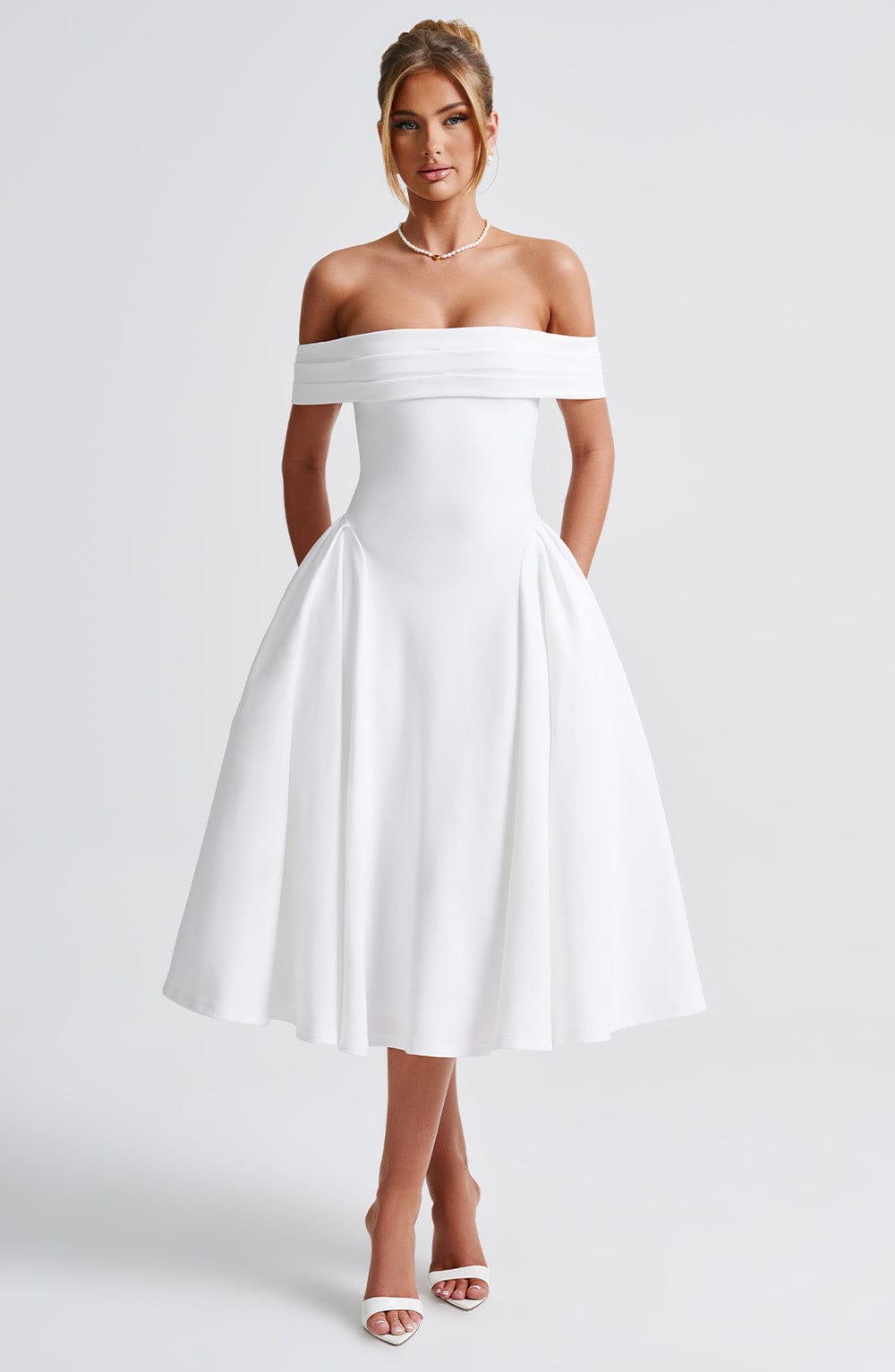 Vestido feminino branco midi com decote ombro a ombro e saia evasê
