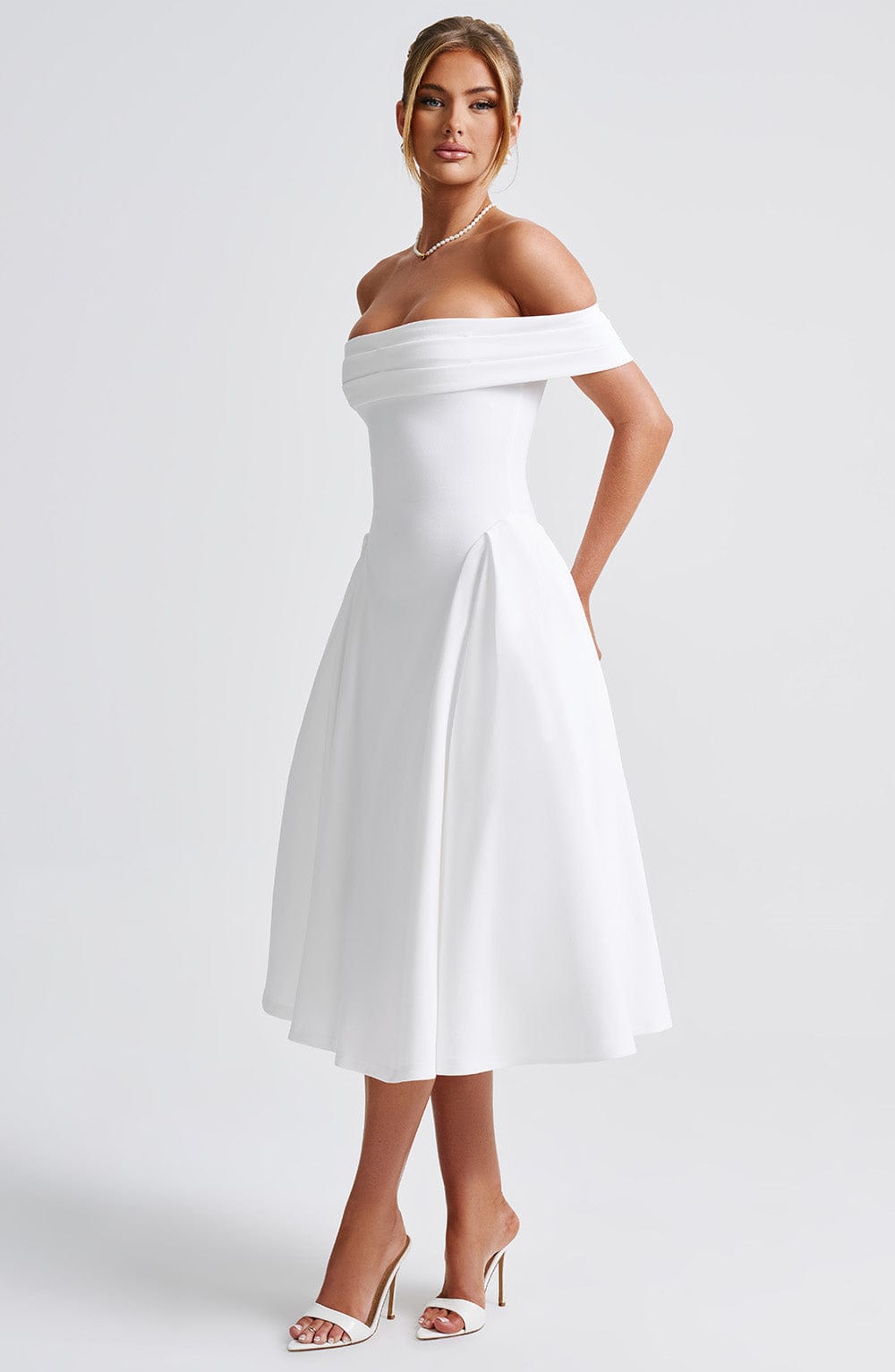 Vestido feminino branco midi com decote ombro a ombro e saia evasê