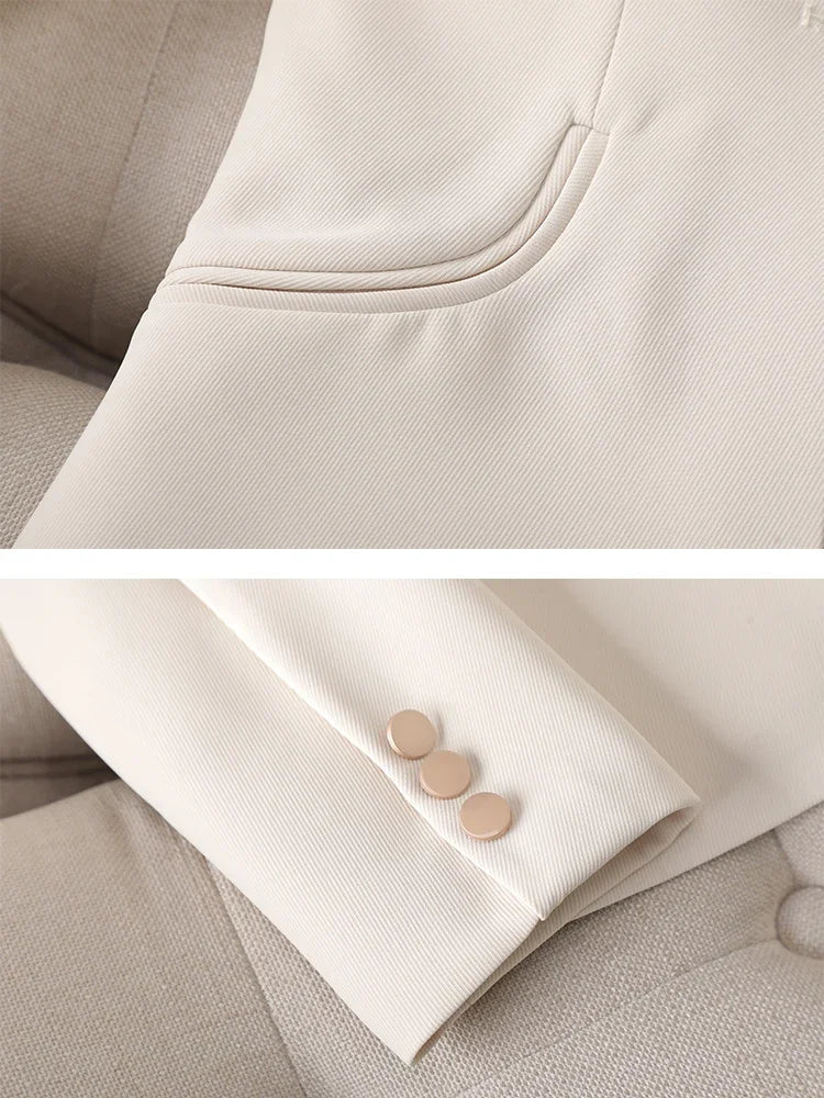 Blazer feminino de alfaiataria acinturado com botões frontais
