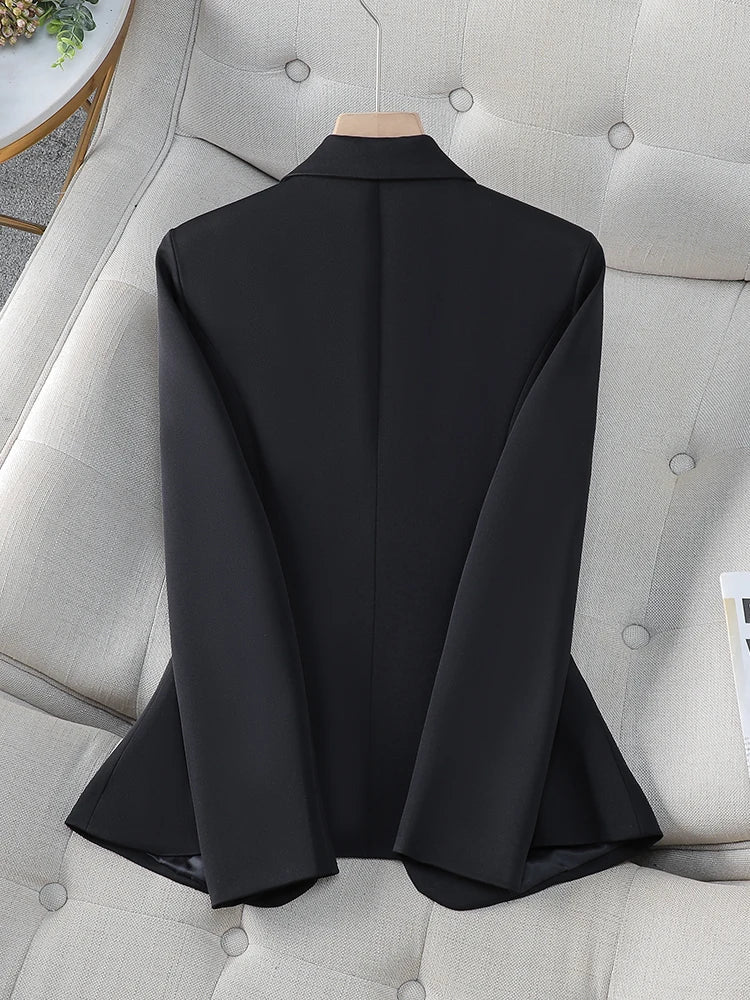 Blazer feminino de alfaiataria acinturado com botões frontais
