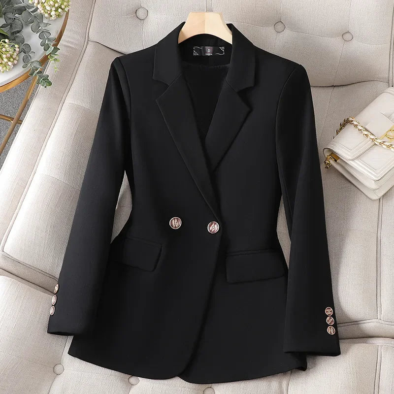 Blazer feminino de alfaiataria acinturado com botões frontais
